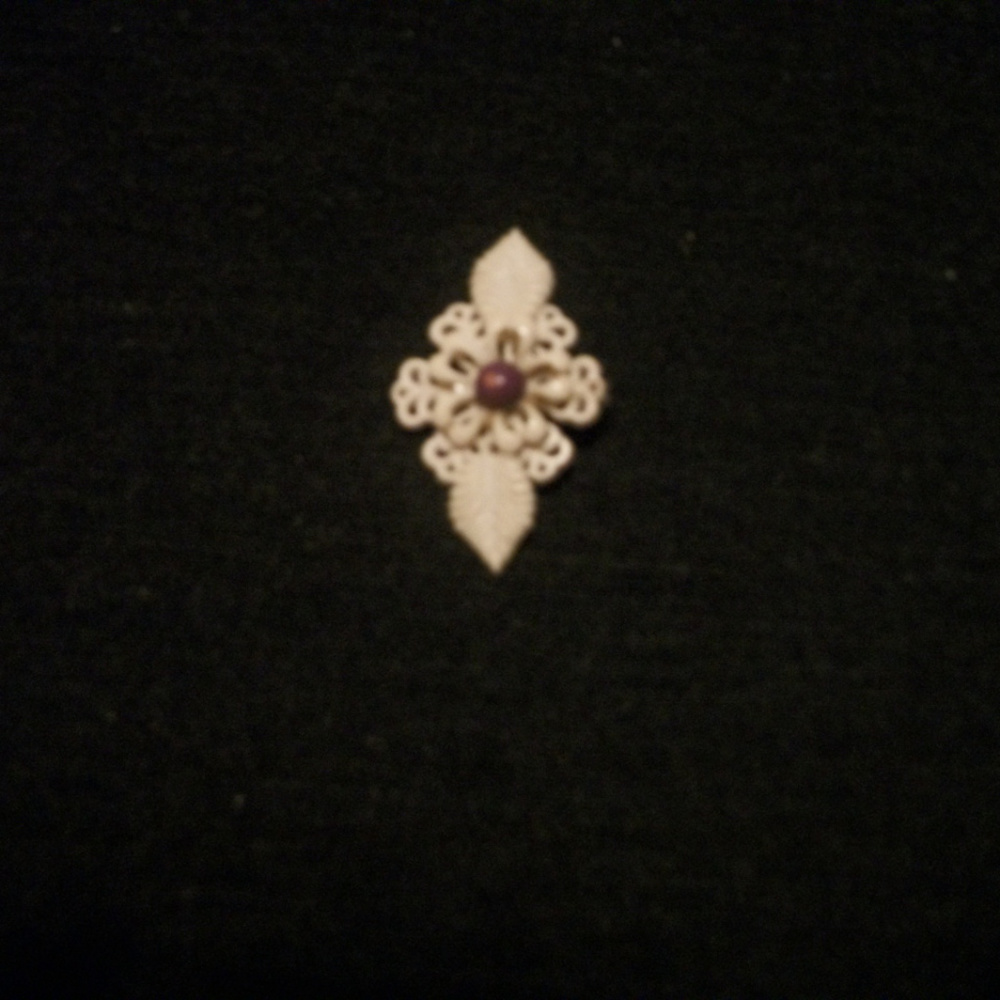 VINTAGE 20S OR 30S DELICATE CELLULOID CARVED PIN